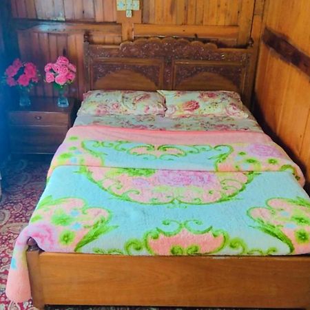 Houseboat Young Wild Rose Srīnagar Dış mekan fotoğraf