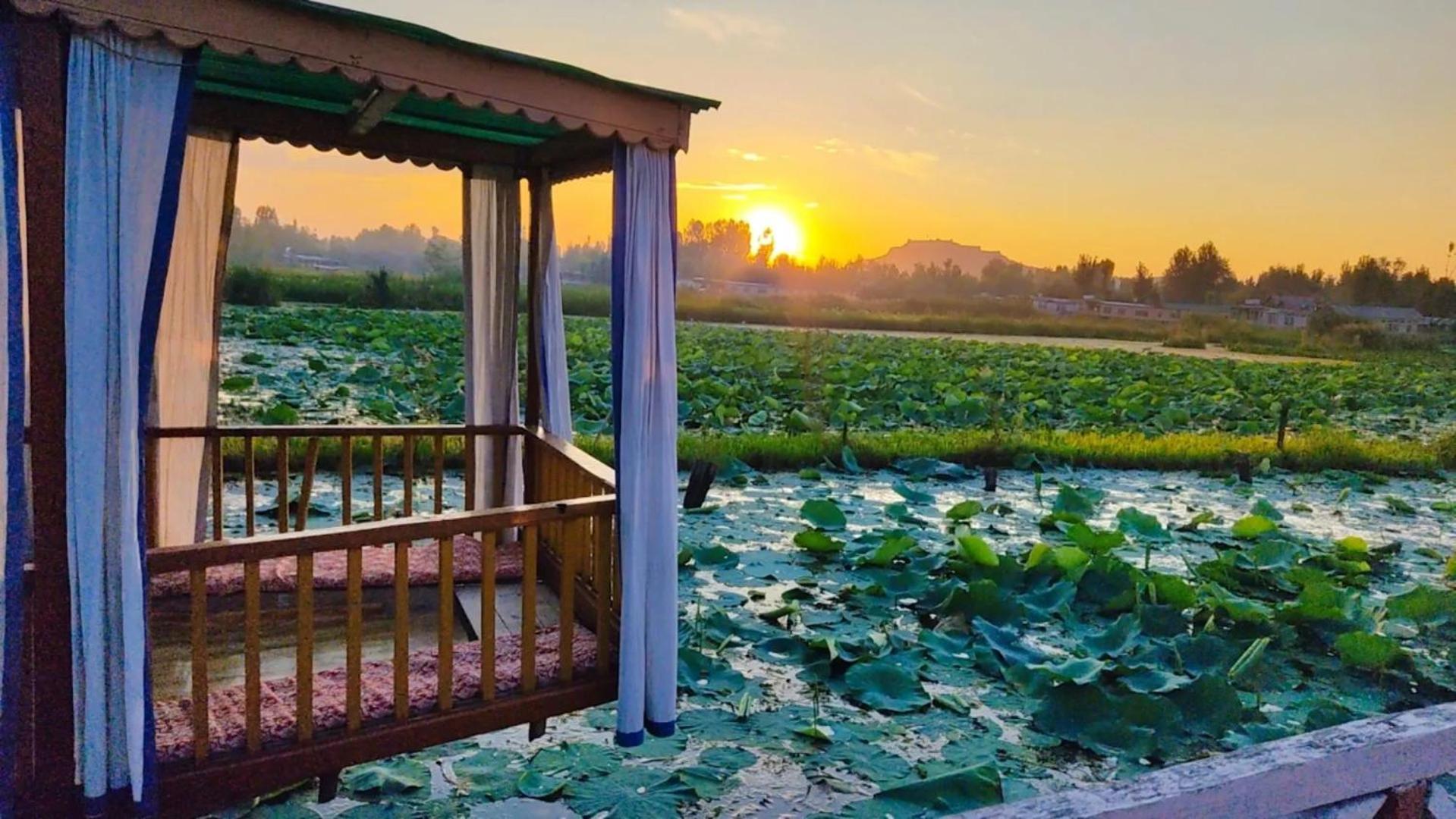 Houseboat Young Wild Rose Srīnagar Dış mekan fotoğraf