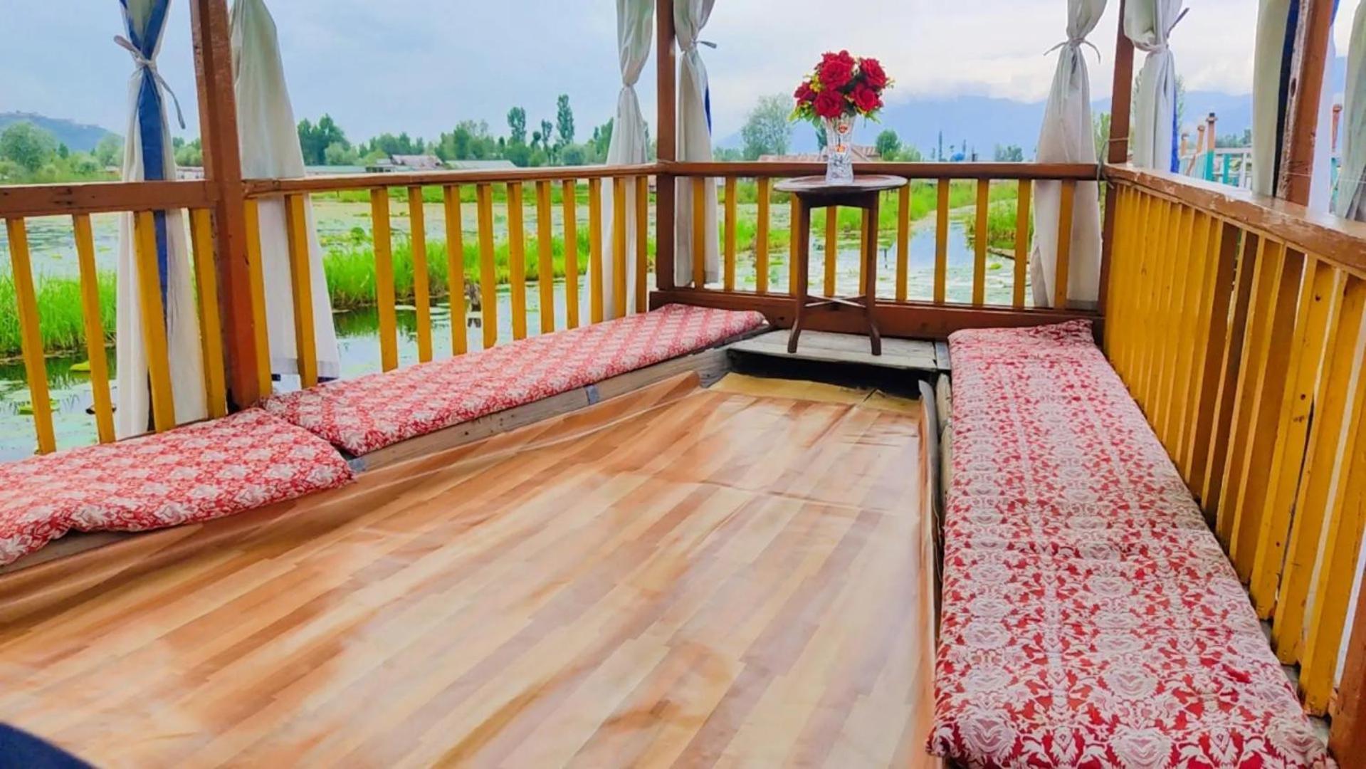 Houseboat Young Wild Rose Srīnagar Dış mekan fotoğraf