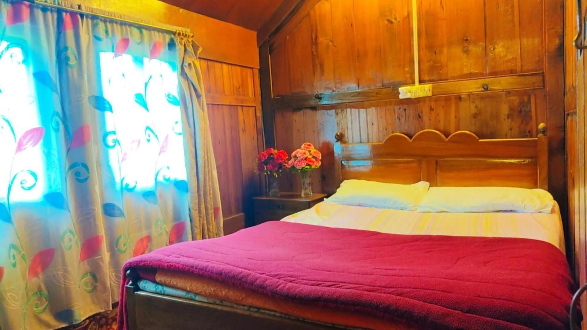 Houseboat Young Wild Rose Srīnagar Dış mekan fotoğraf