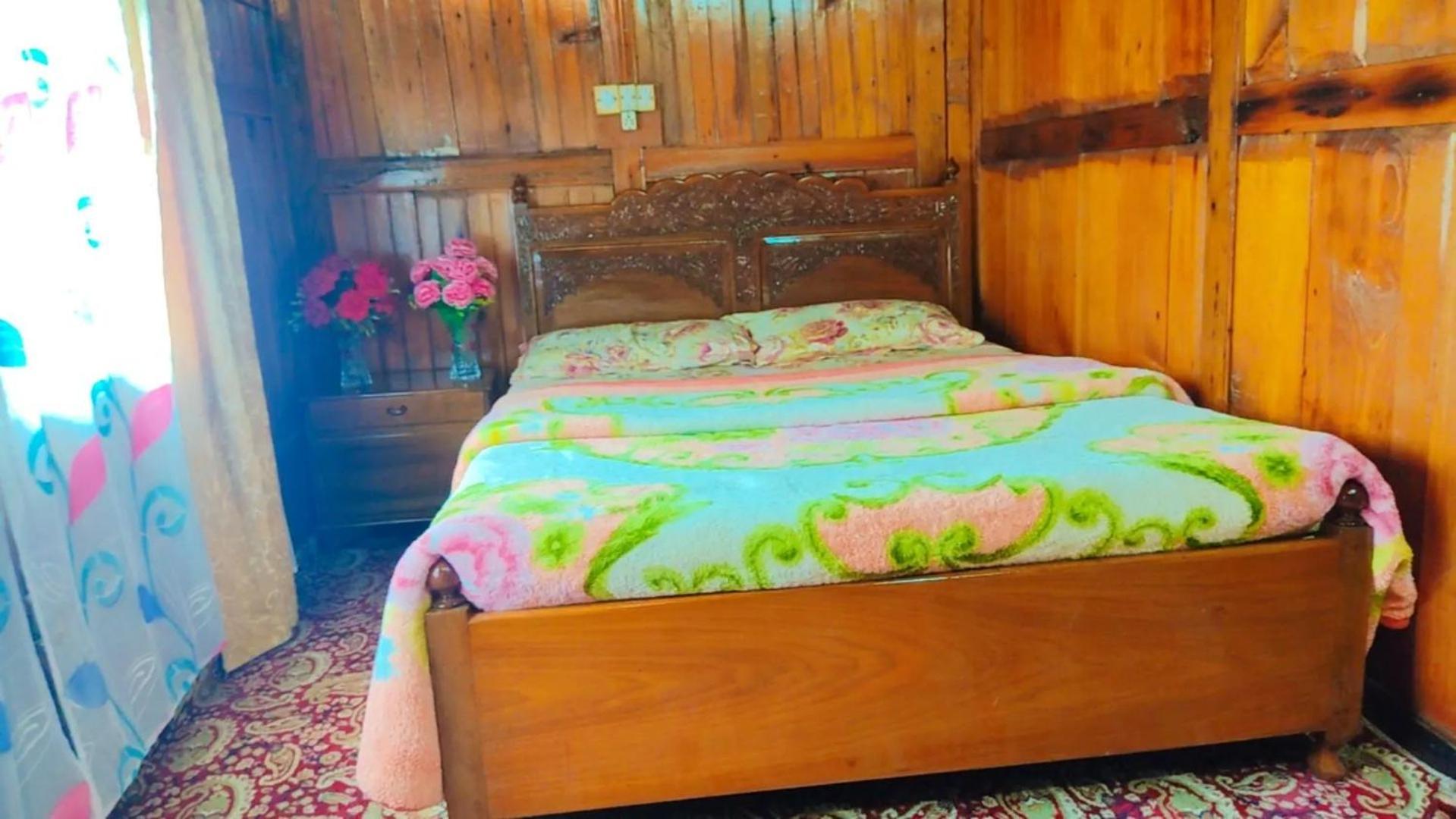Houseboat Young Wild Rose Srīnagar Dış mekan fotoğraf