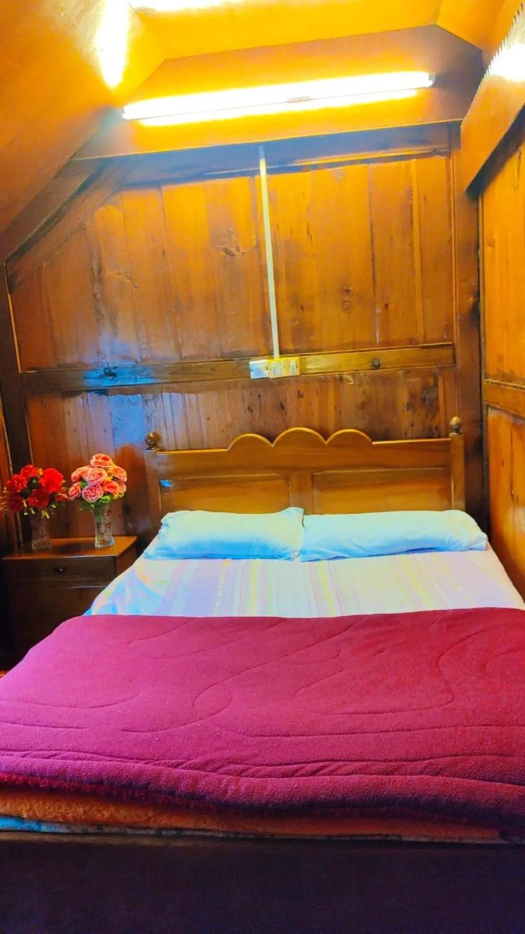Houseboat Young Wild Rose Srīnagar Dış mekan fotoğraf