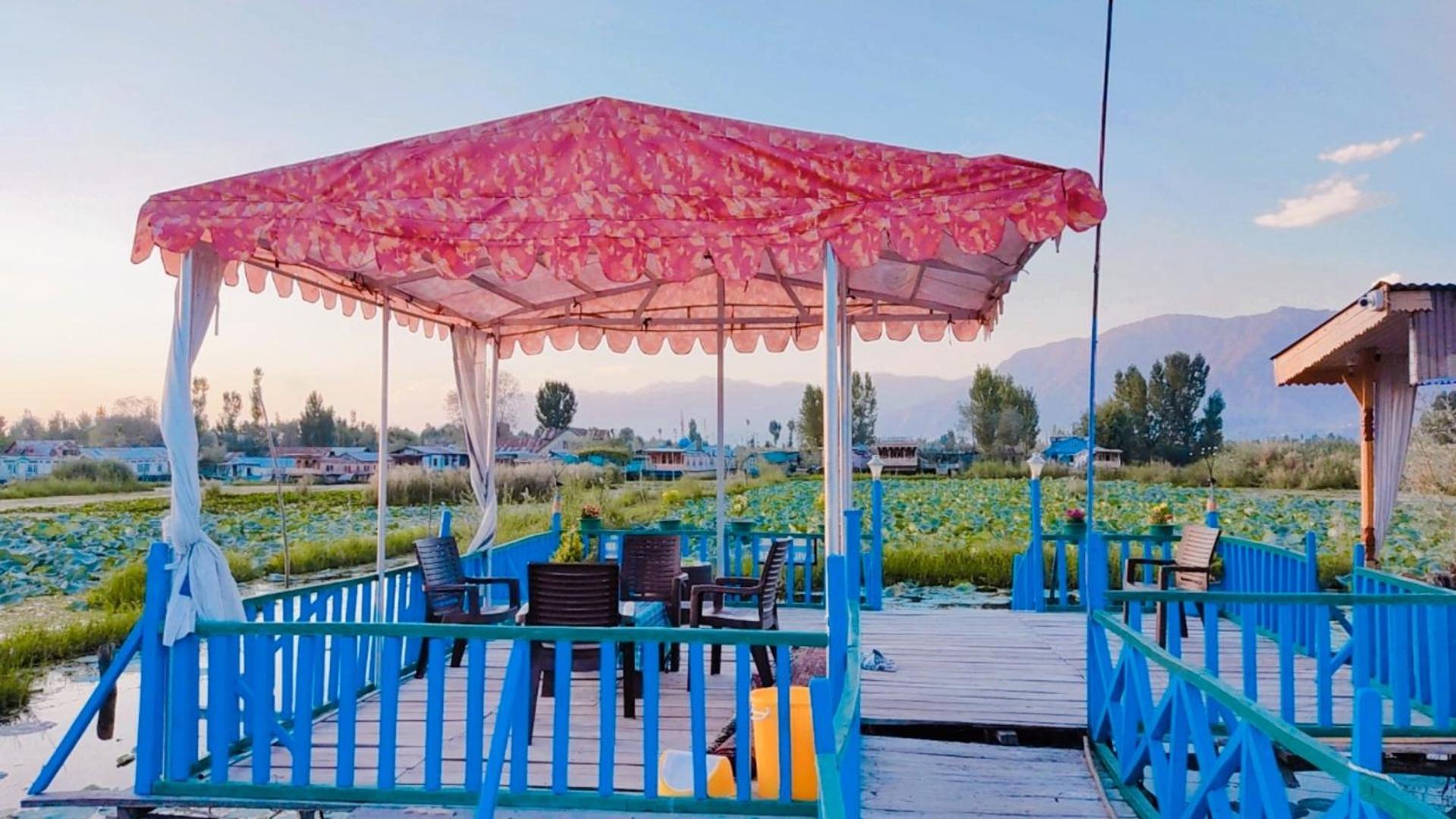 Houseboat Young Wild Rose Srīnagar Dış mekan fotoğraf