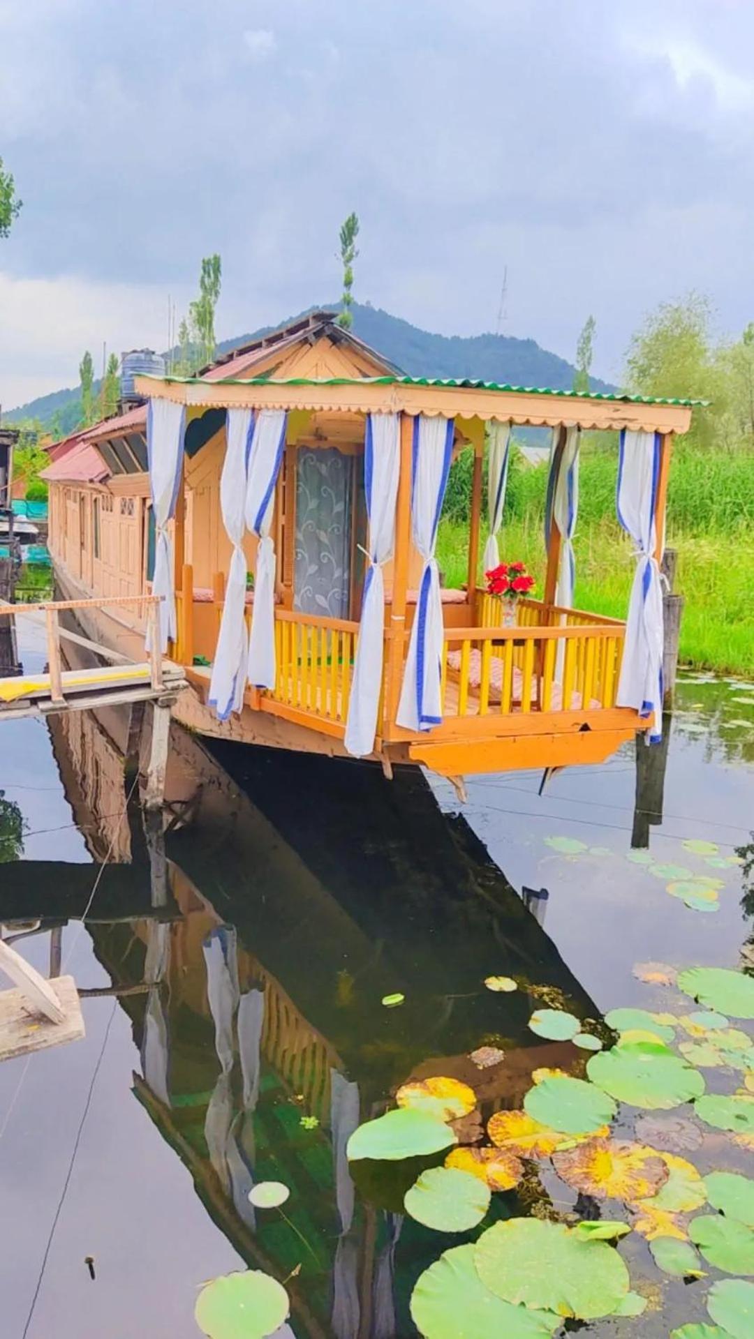 Houseboat Young Wild Rose Srīnagar Dış mekan fotoğraf