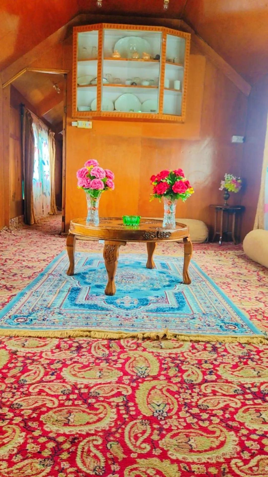 Houseboat Young Wild Rose Srīnagar Dış mekan fotoğraf