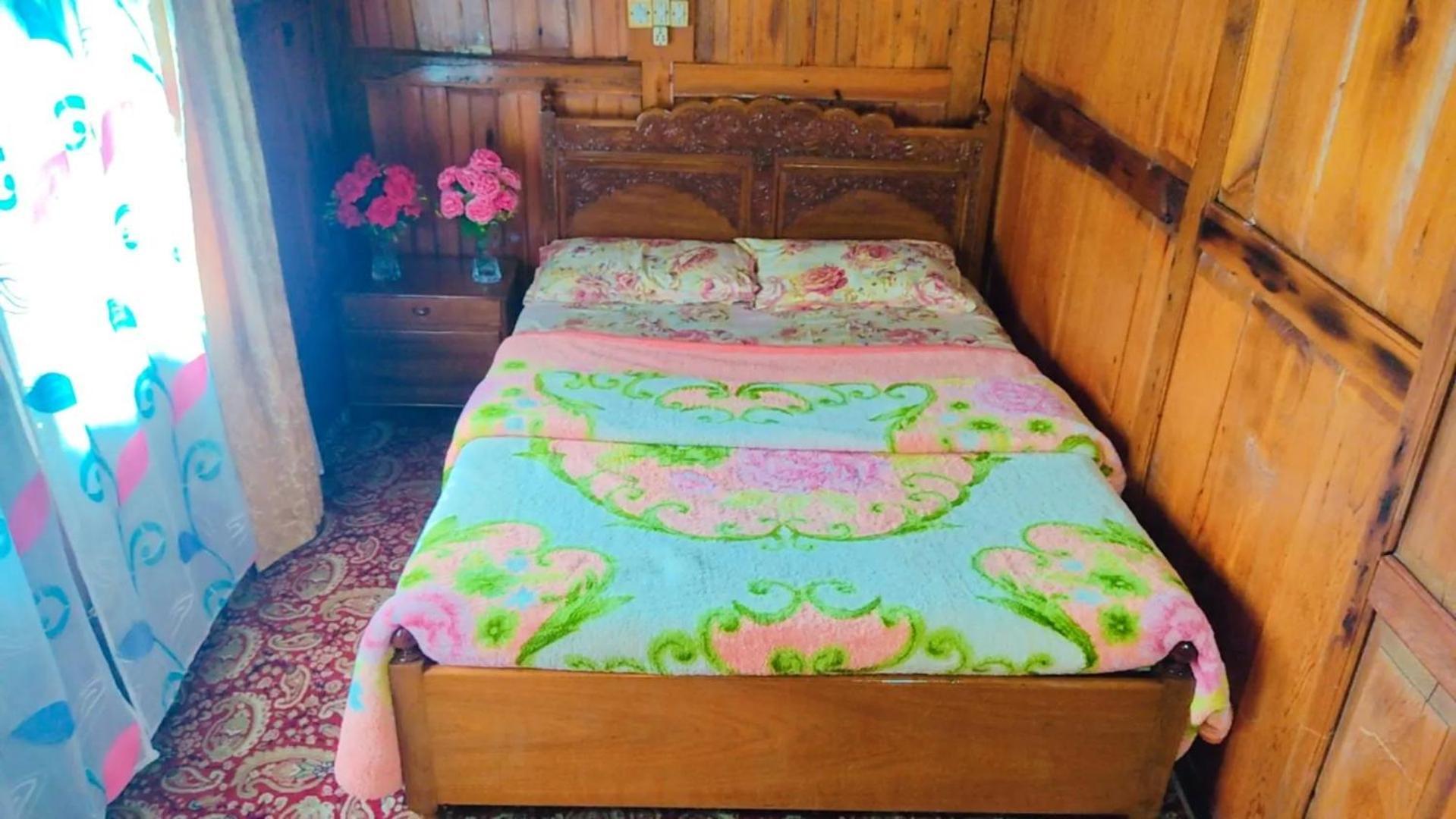 Houseboat Young Wild Rose Srīnagar Dış mekan fotoğraf